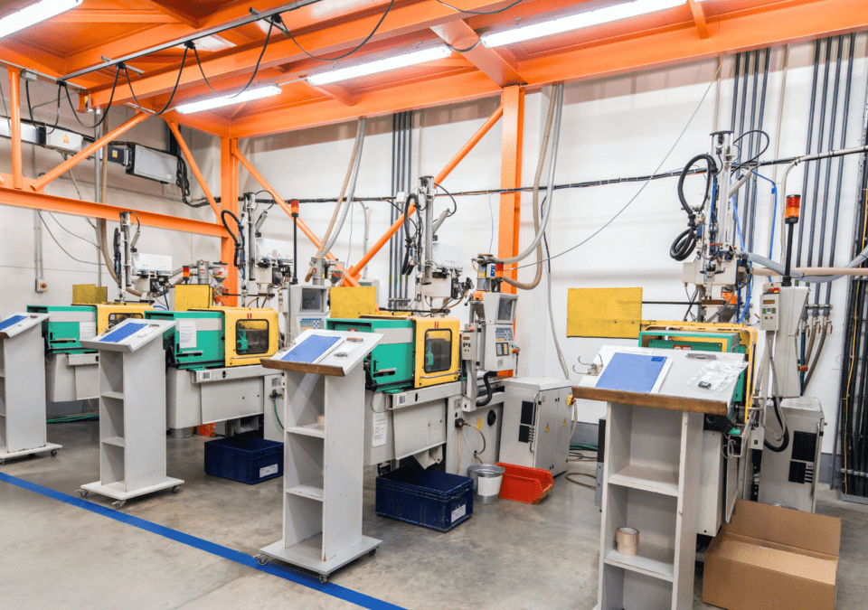 Compact injection-moulding workcells with operator stations arranged according to Lean Operations Principles