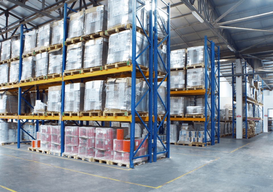 High-bay warehouse showing pallet racks organised according to the Principles of Lean Manufacturing