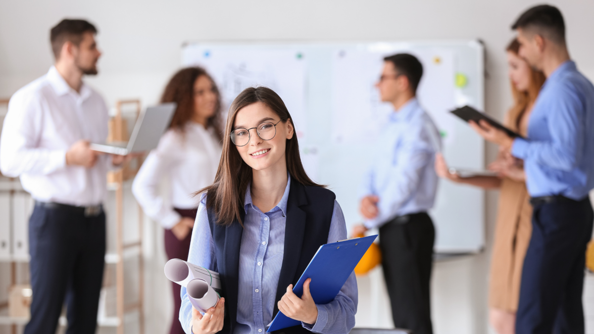 Training lean management – a team leader implementing lean strategies in an office environment.