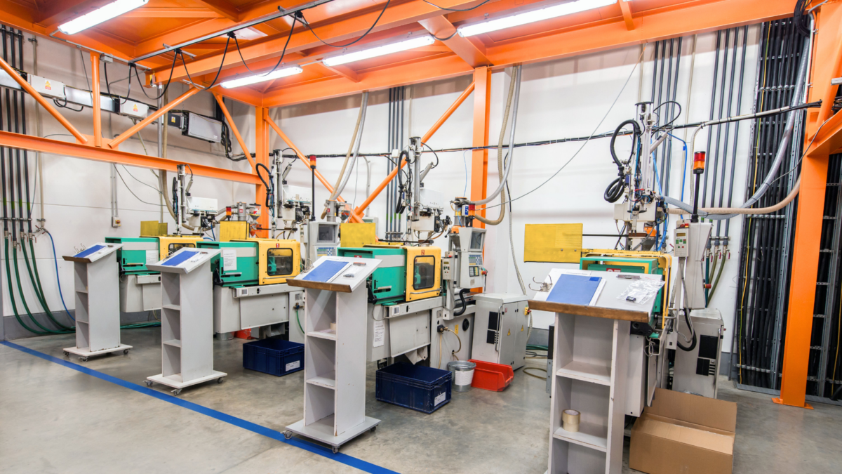 Compact injection-moulding workcells with operator stations arranged according to Lean Operations Principles
