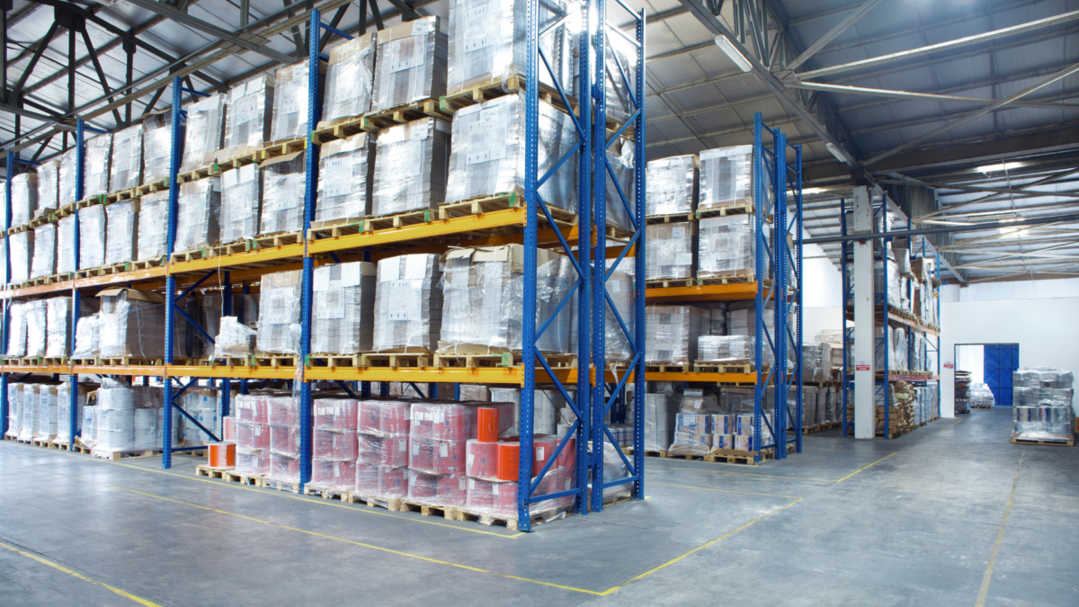 High-bay warehouse showing pallet racks organised according to the Principles of Lean Manufacturing